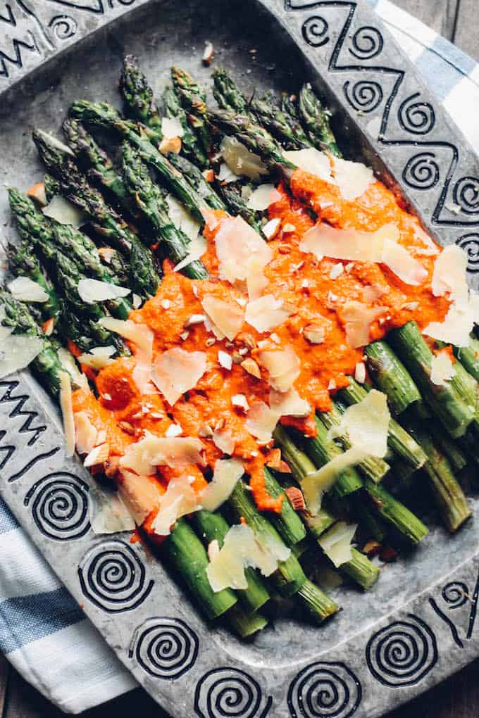 Grilled-asparagus-with-romesco-close